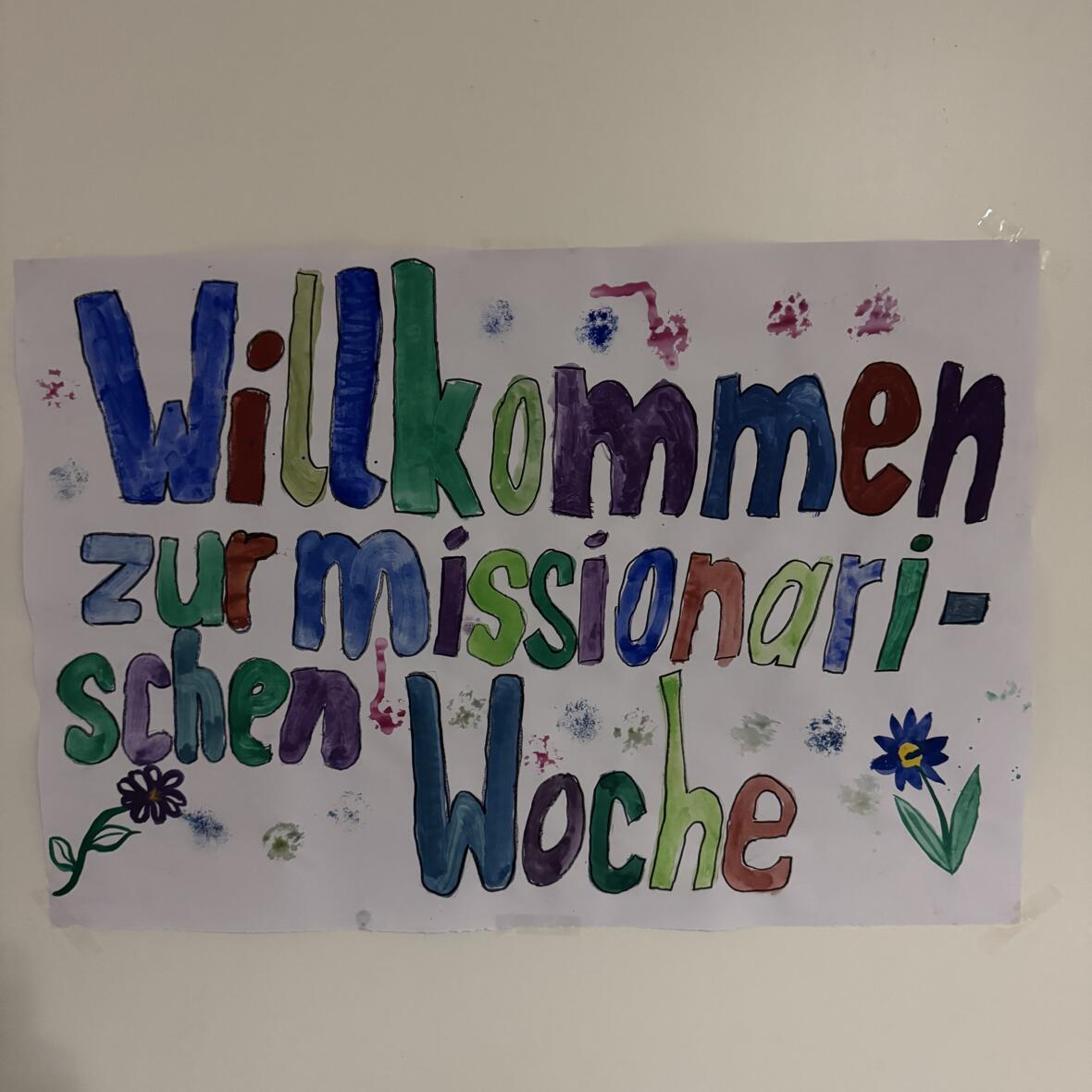 Transparent mit den Worten: Willkommen zur Missionarischen Woche 