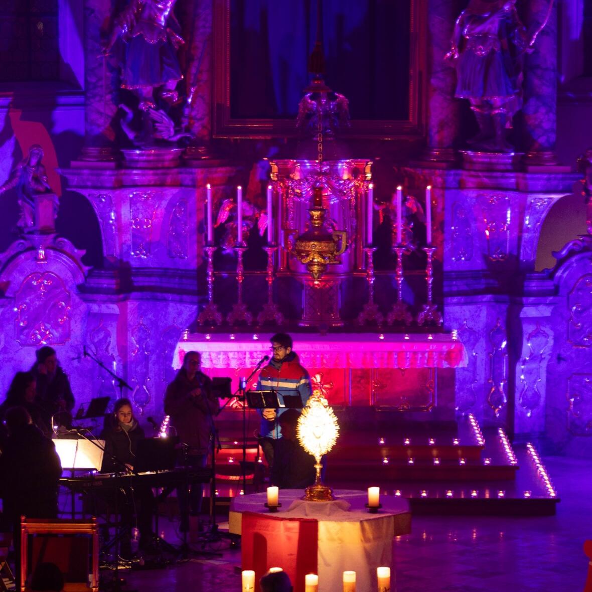 Auf dem Altar steht Jesus im allerheiligsten Sakrament des Altares. Lobpreismusik und stimmungsvolle Beleuchtung begleitet den Abend. 