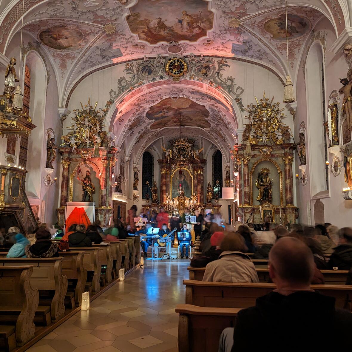 Die Kirche St. Martin in Horgau war im Zuge des Missionarischen Wochenendes stimmungsvoll beleuchtet worden. 