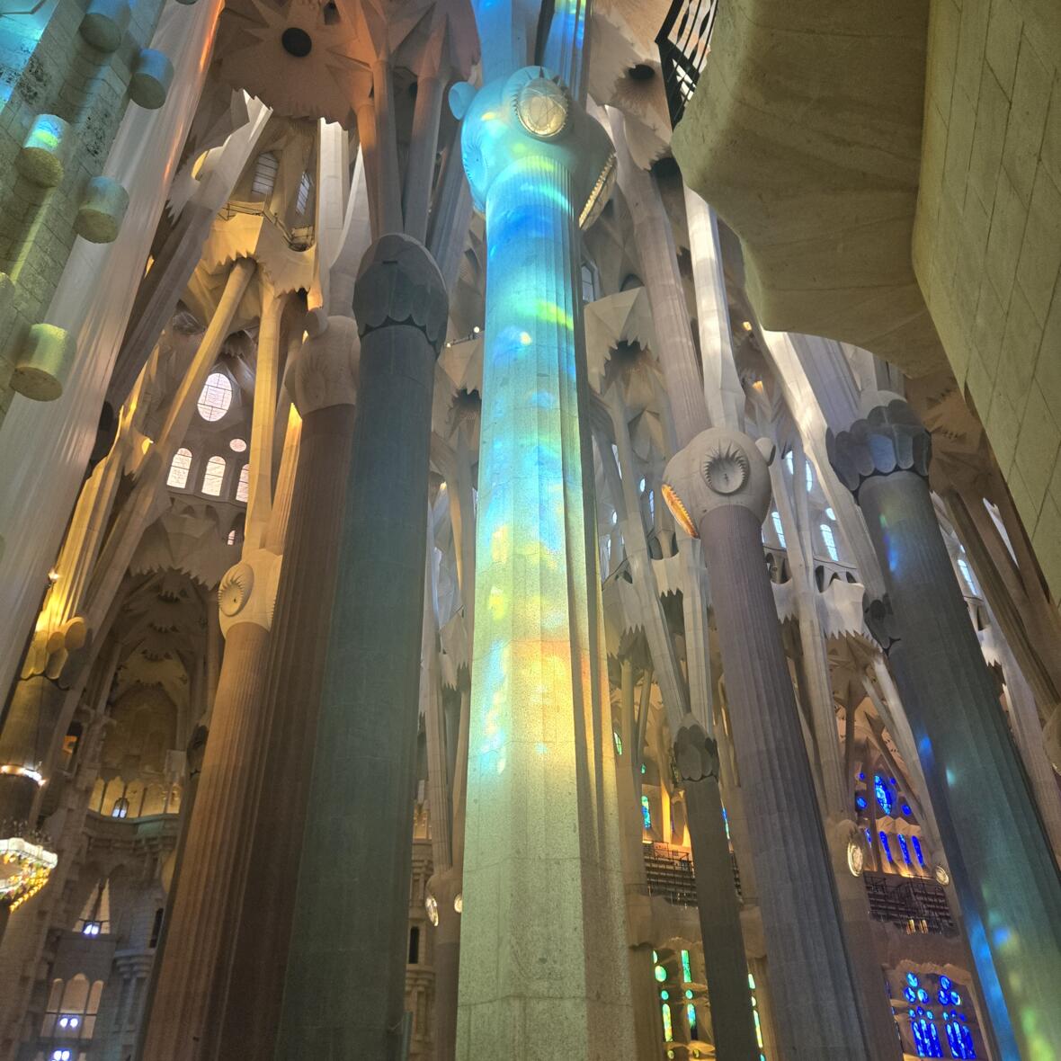 Bunt beleuchtete Steinsäule in der Sagrada Familia