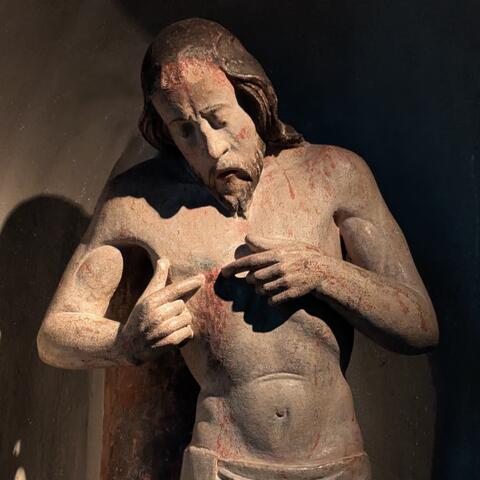 Lebendiger Christus mit Wundmalen als Holzfigur 