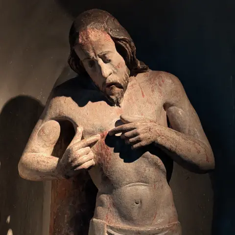 Lebendiger Christus mit Wundmalen als Holzfigur 