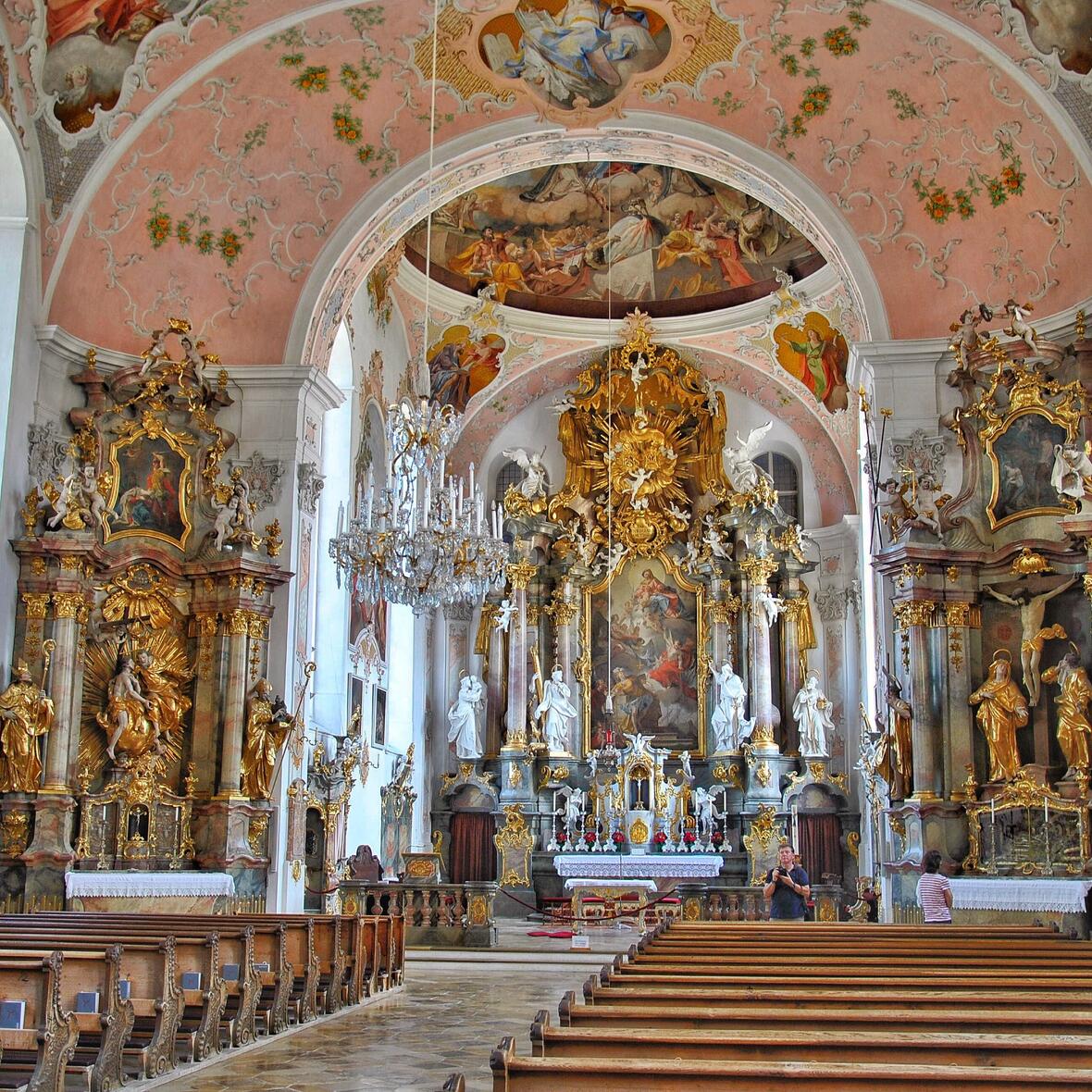 Blick in das leere Kirchenschiff einer gotischen Kathedrale