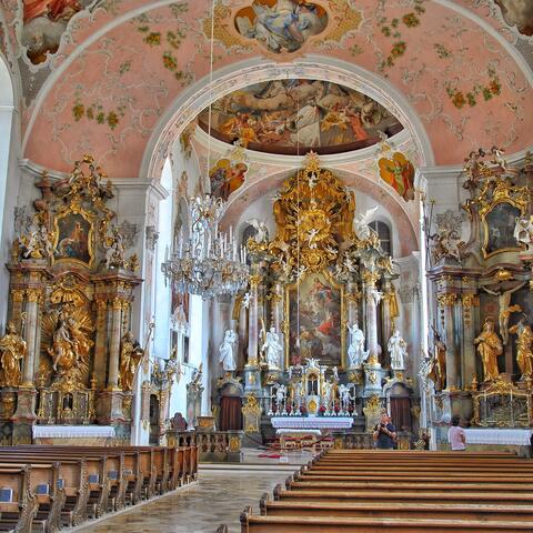 Blick in das leere Kirchenschiff einer gotischen Kathedrale