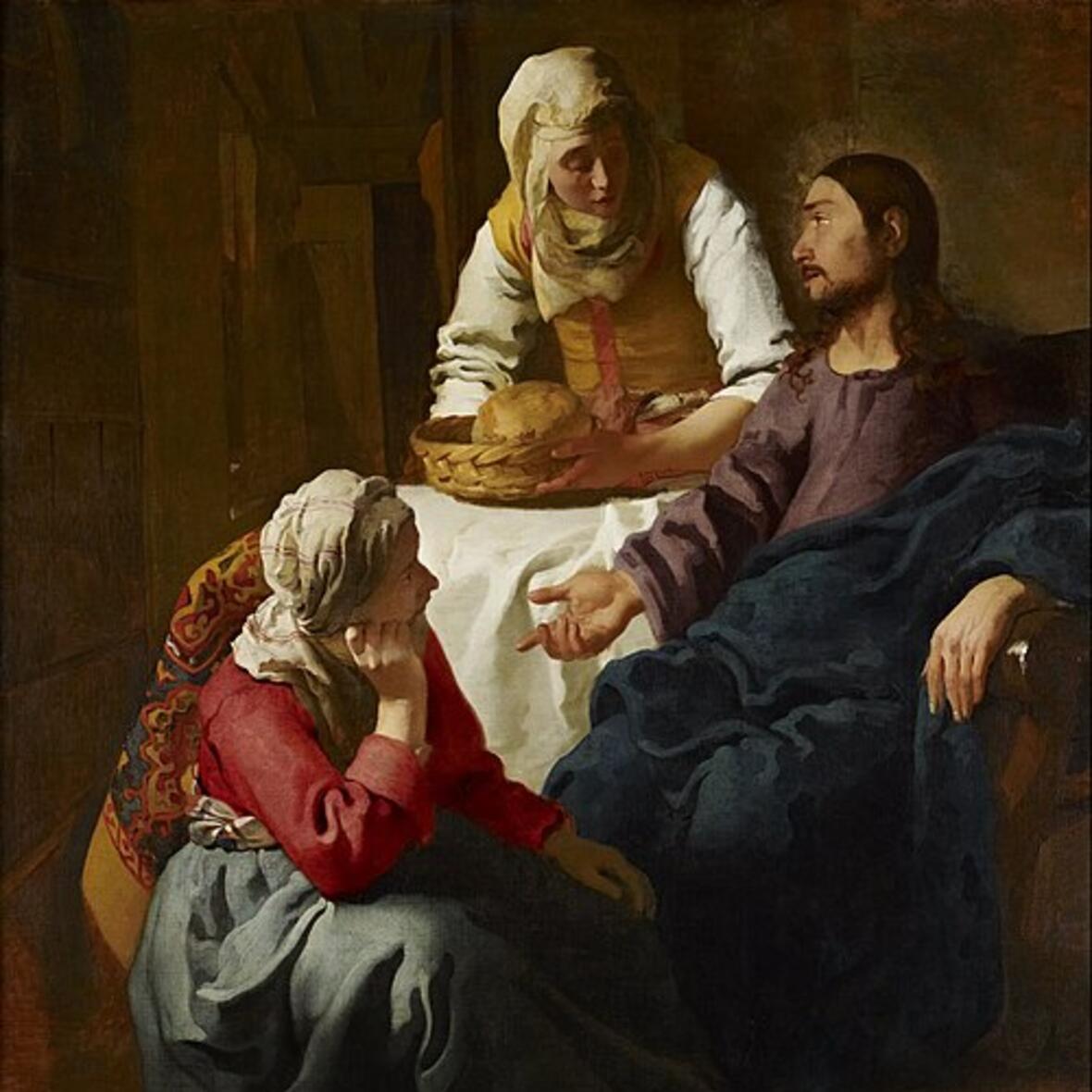 Jesus im dunklen Gewand, zeigt auf Maria, die ihm zuhörend zu Fußen sitzt. Martha hält einen Brotkorb in ihren Händen. 
