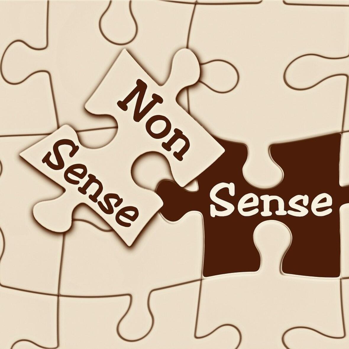 Puzzleteil auf Puzzle mit Aufschrift Non Sense, Aufschrift Sense in der Lücke