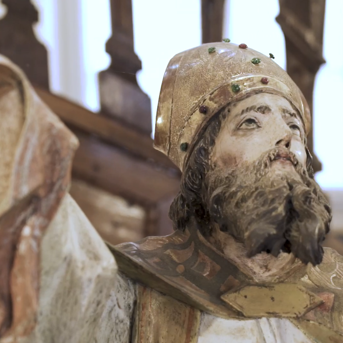 Statue eines Bischofs.