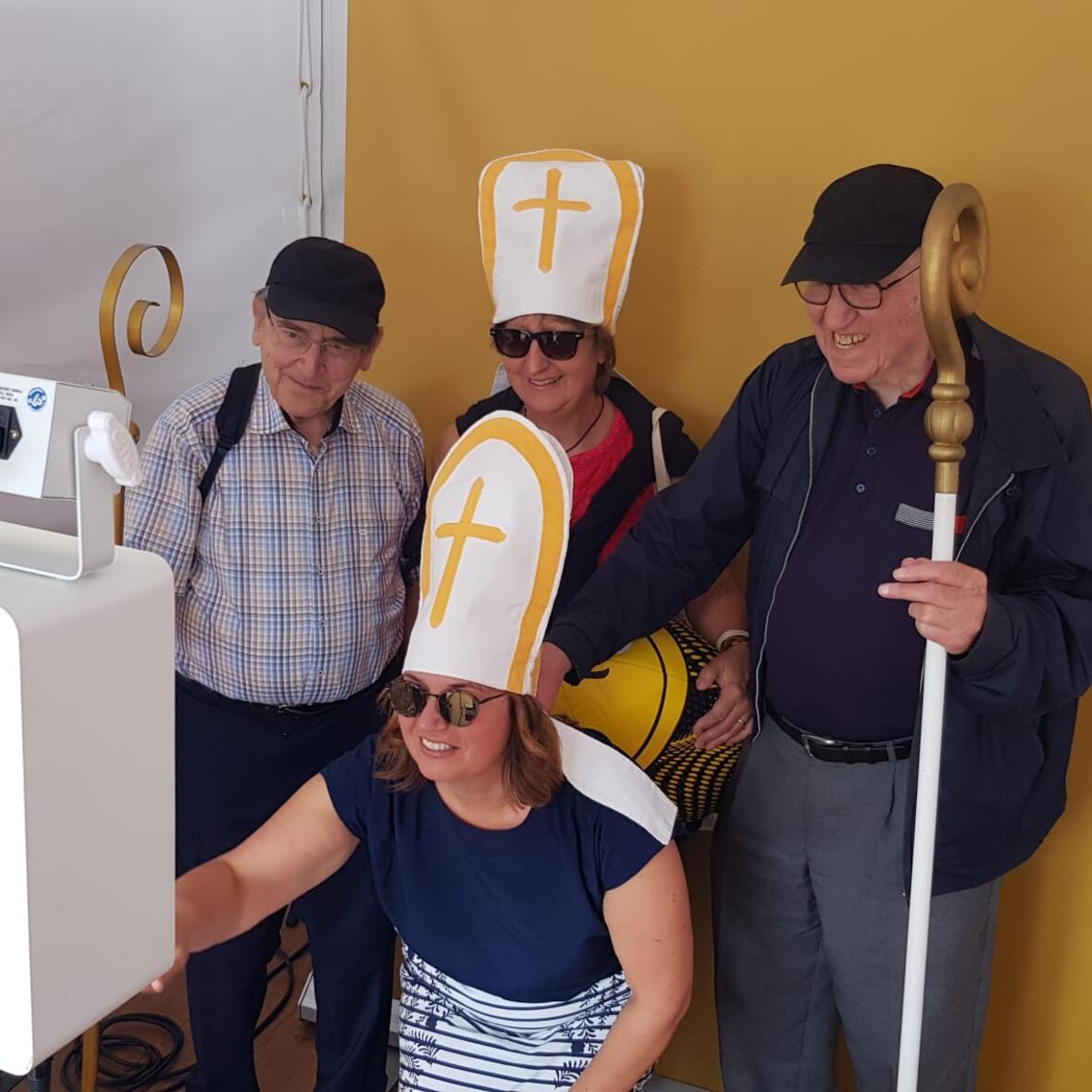 Die Fotobox wurde von jungen und älteren Besuchern genutzt. Als Requisiten konnten Bischofsmützen, Stäbe und Fische genutzt werden. 