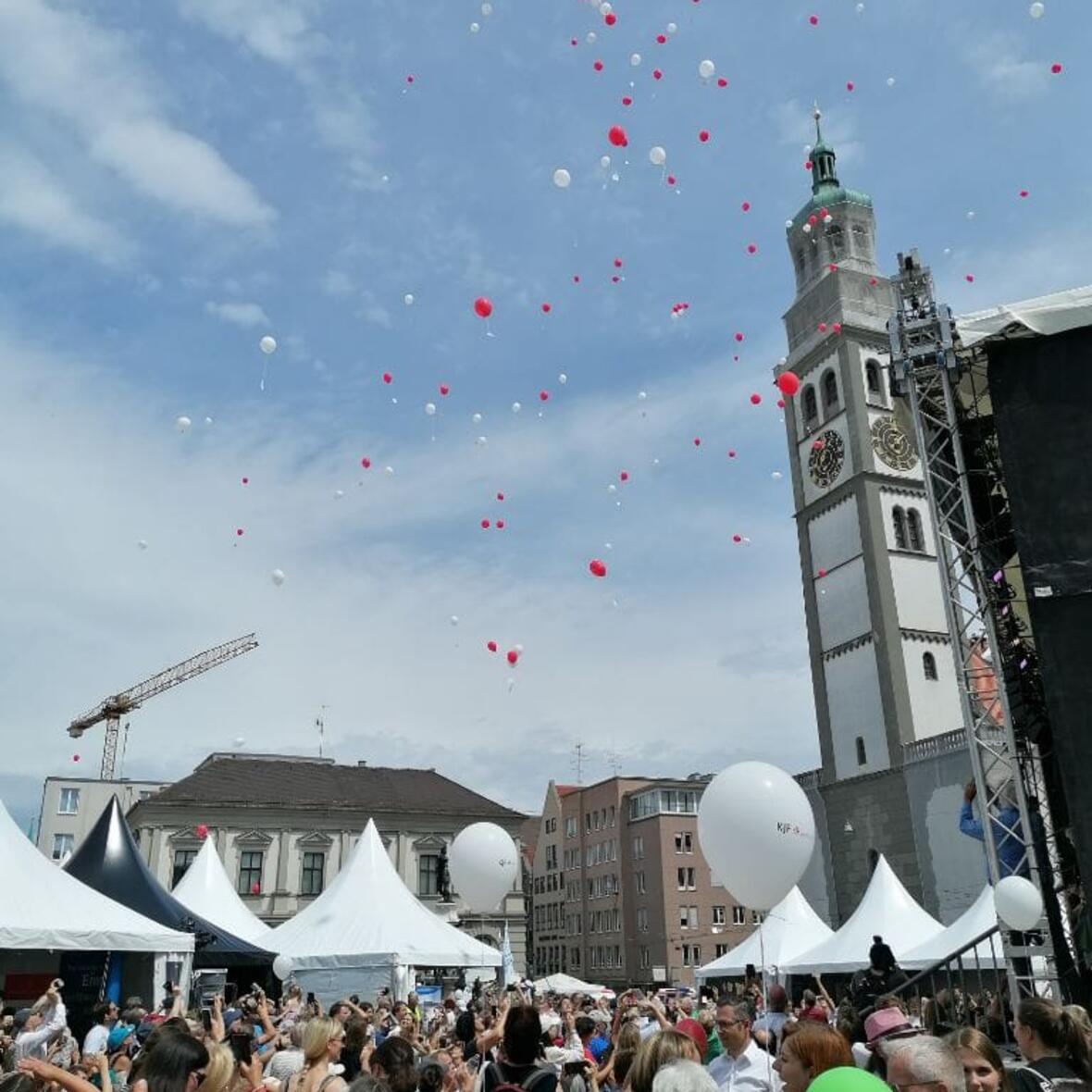Ein Höhepunkt des Tages war die Luftballonaktion. Besucher konnten wünsche an diese Ballons heften. Vom Rathausplatz stiegen die Ballons Richtung Himmel auf. 