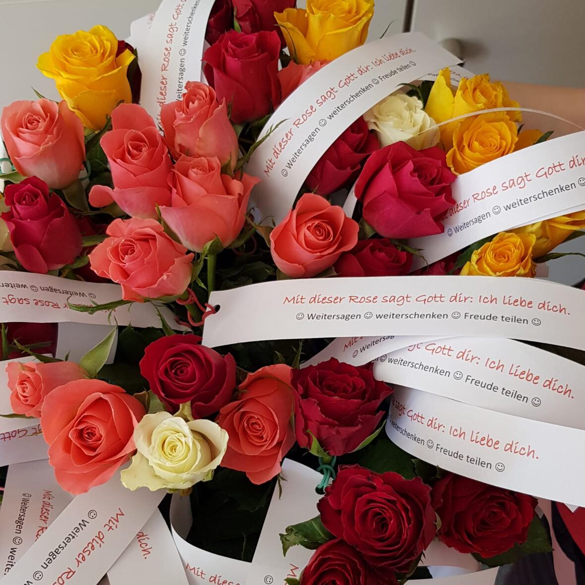 Ein Strauß bunter Rosen mit dem Zuspruch, dass Gott dich liebt - zum weitersagen, weiterschenken und Freude teilen 