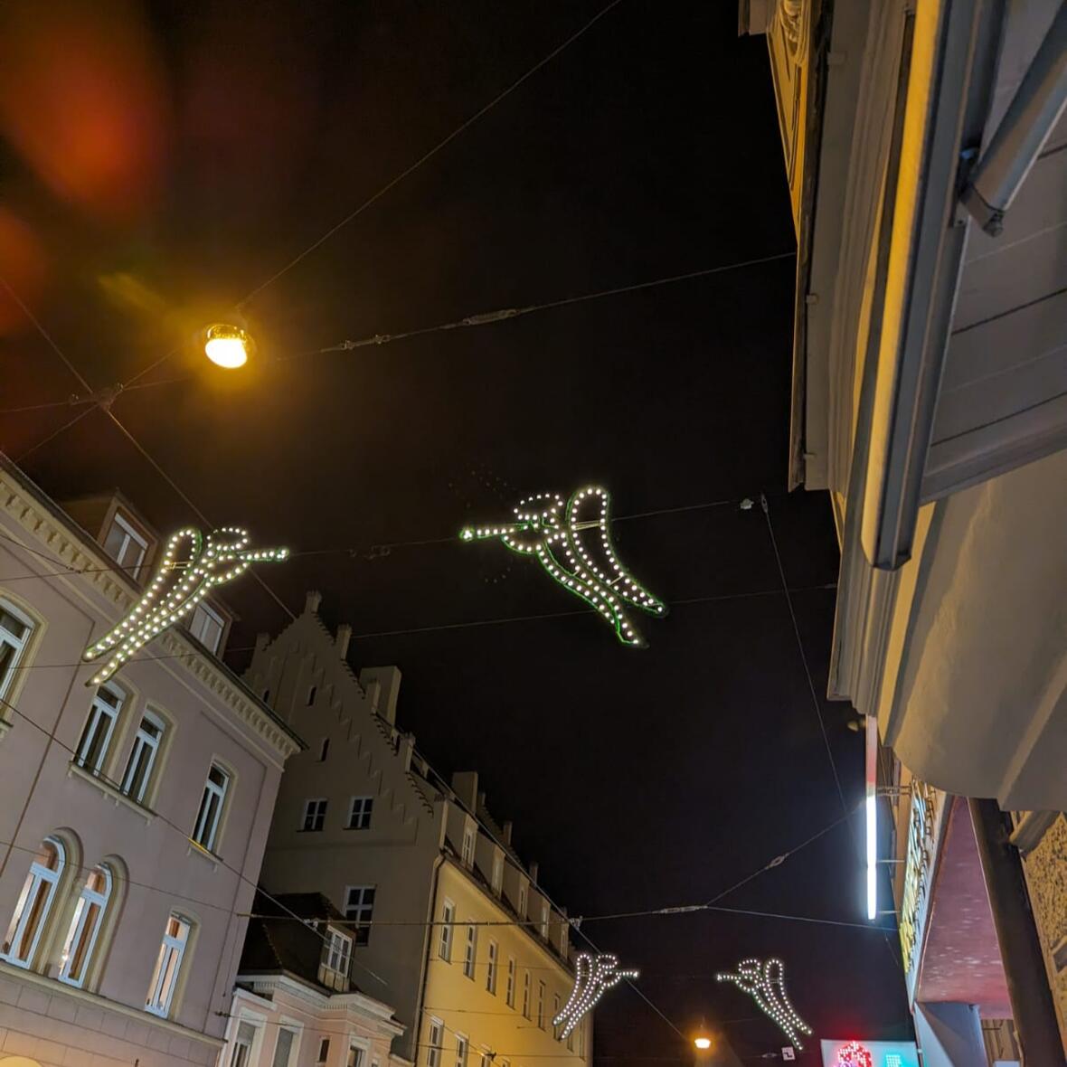 Erleuchtete Engel vor einem dunklen Nachthimmel 