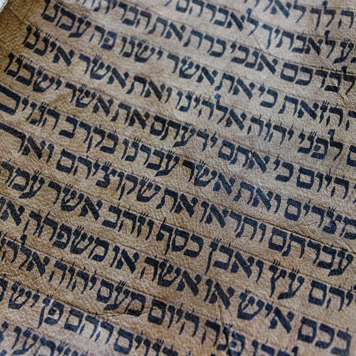 Pergamentrolle mit hebräischen Schriftzeichen