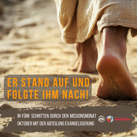 Im Hintergrund: Ein Mann geht barfuß durch den Wüstensand. Im Vordergrund der Text: Er stand auf und folgte ihm nach. In Fünf Schritten durch den Missionsmonat Oktober mit der Abteilung Evangelisierung