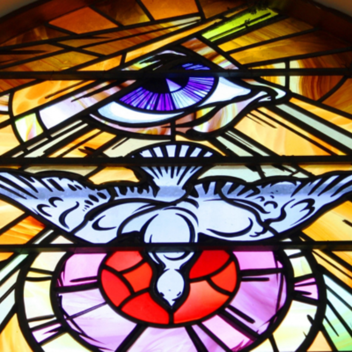 Ausschnitt eines Kirchenfensters auf dem der Heilige Geist und das Auge Gottes dargestellt sind.