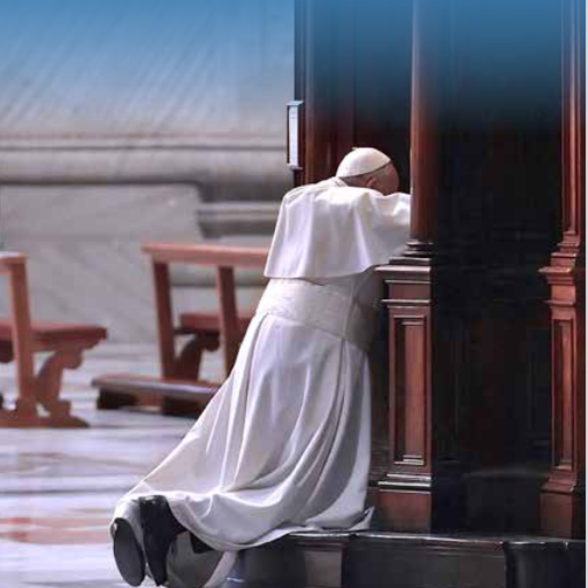Das Bild zeigt Papst Franziskus beim Empfang des Sakramentes der Versöhnung an einem Beichtstuhl 