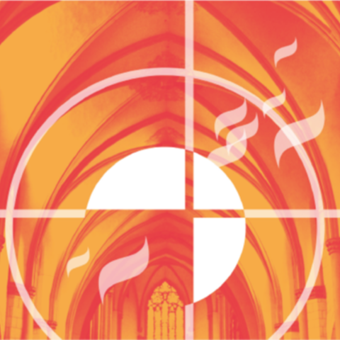 Titelbild Studientag 2022 Im Hintergrund ist ein Kirchenraum in Orange- und Rottönen zu sehen. Im Vordergrund findet sich ein Kreuz und kleinere Flammen in weiß