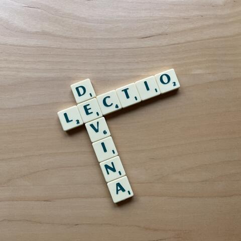 Unterhalb einer Bibel ist mit Scrabble Steinen der Begriff: "Lectio Divina" gelegt