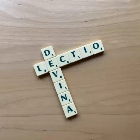 Unterhalb einer Bibel ist mit Scrabble Steinen der Begriff: "Lectio Divina" gelegt