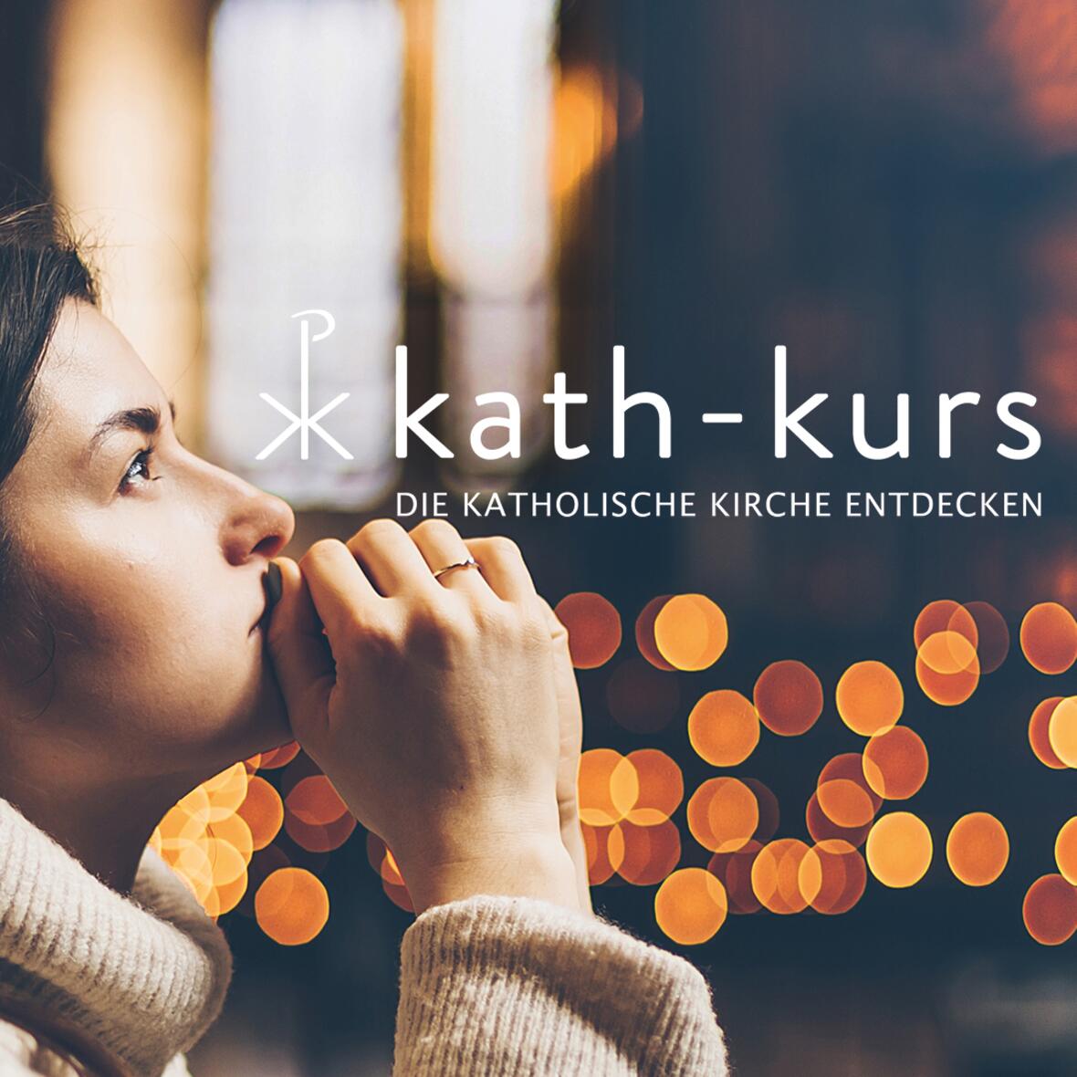 Frau kniend in einer Kirchenbank. Darüber der Schriftzug: Kath-Kurs. Die Katholische Kirche entdecken.
