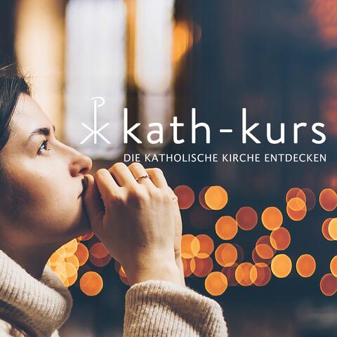 Frau kniend in einer Kirchenbank. Darüber der Schriftzug: Kath-Kurs. Die Katholische Kirche entdecken.