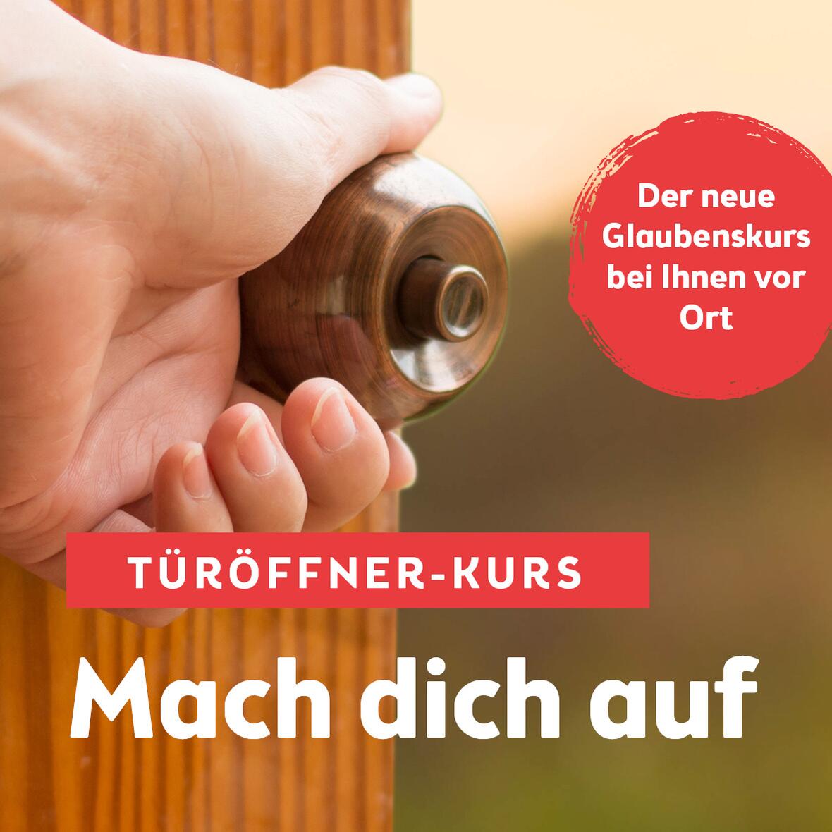 Im Hintergrund ist eine Hand zu sehen, die eine Tür ins Grüne öffnet. Im Vordergrund steht der Text: Türöffner-Kurs - Mach dich auf - Der neue Glaubenskurs bei Ihnen vor Ort. 
