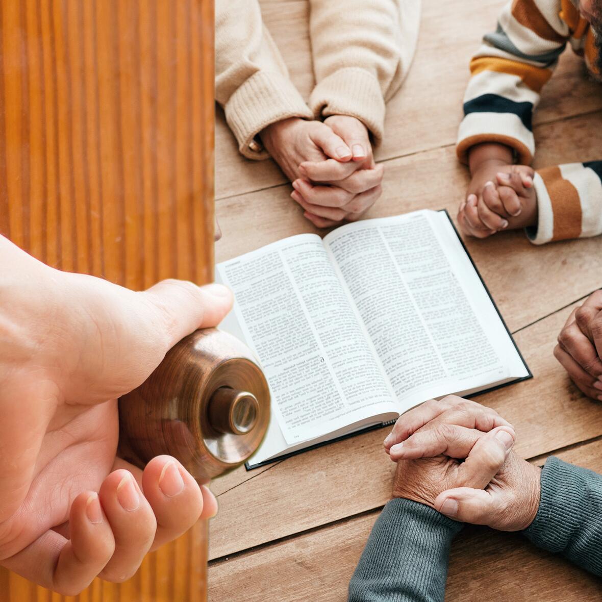 Eine Tür wird von Hand geöffnet. Dahinter verbergen sich Arme verschiedener Menschen die sich um eine aufgeschlagene Bibel versammelt haben. 