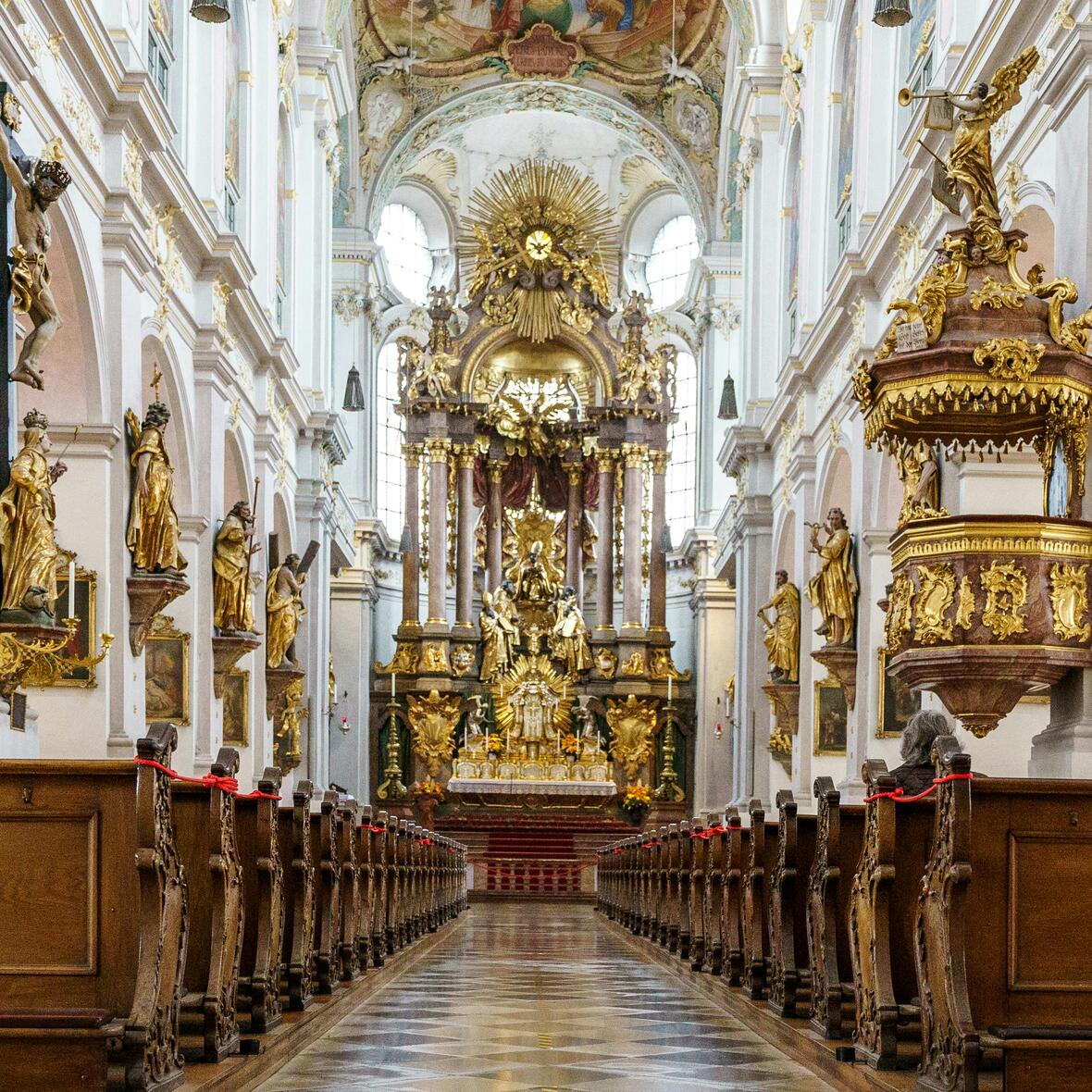 Barocker Innenraum von St. Peters in München, Deutschland