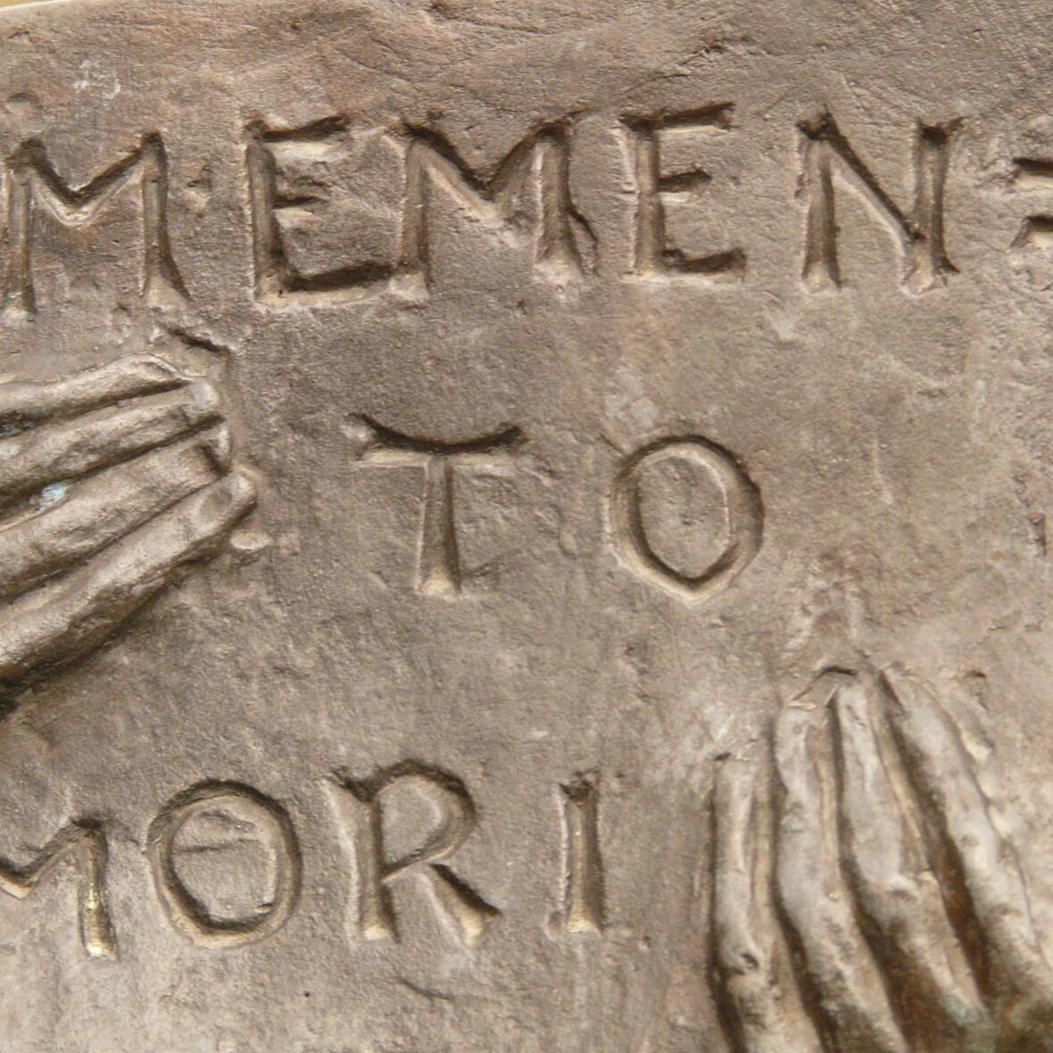 Steintafel mit den Worten memento mori