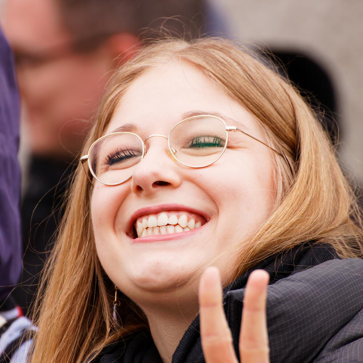 Ein grinsenden Mädchen.
