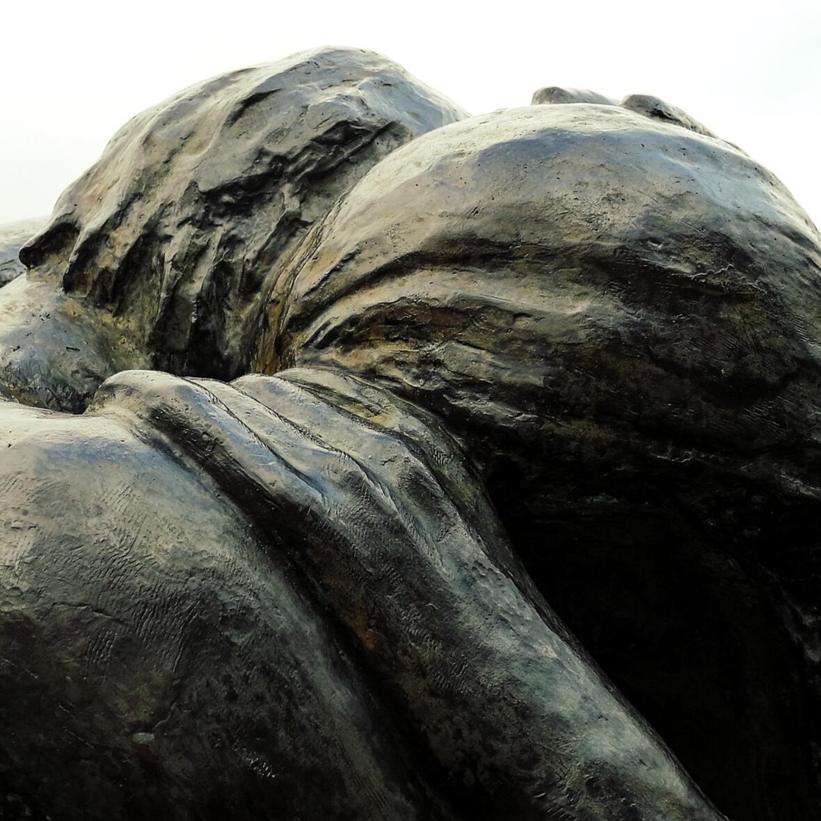 Eine Skulptur, die zwei Menschen zeigt, die sich in den Armen liegen. Ein Bild, dass auch für das Verhältnis von Gott und Mensch steht. 