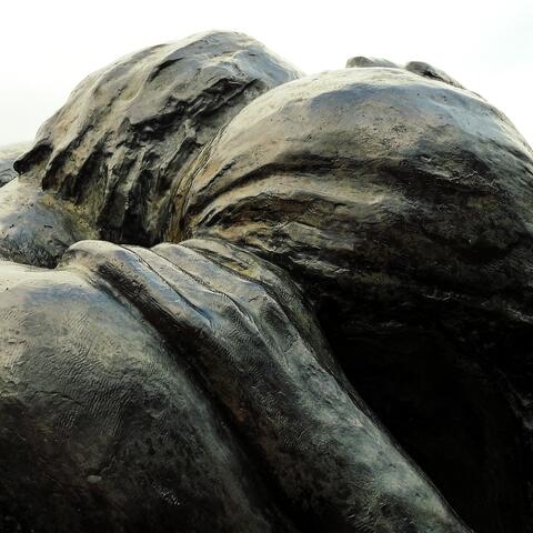Eine Skulptur, die zwei Menschen zeigt, die sich in den Armen liegen. Ein Bild, dass auch für das Verhältnis von Gott und Mensch steht. 
