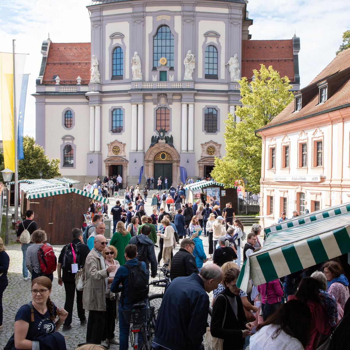 Menschen auf dem Weg zum Adoratiokongress 2024 in Altötting