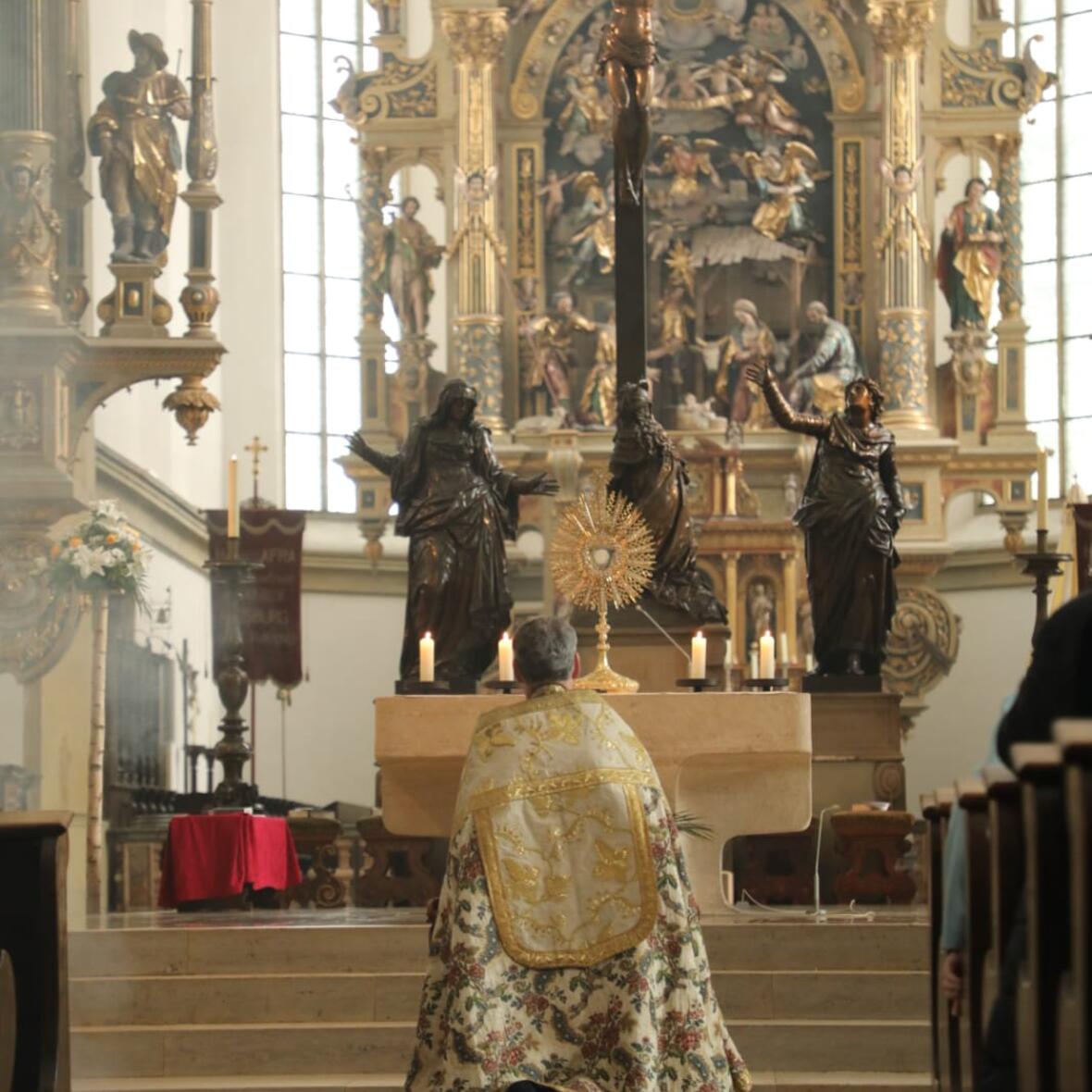 Jesus steht in der Mitte