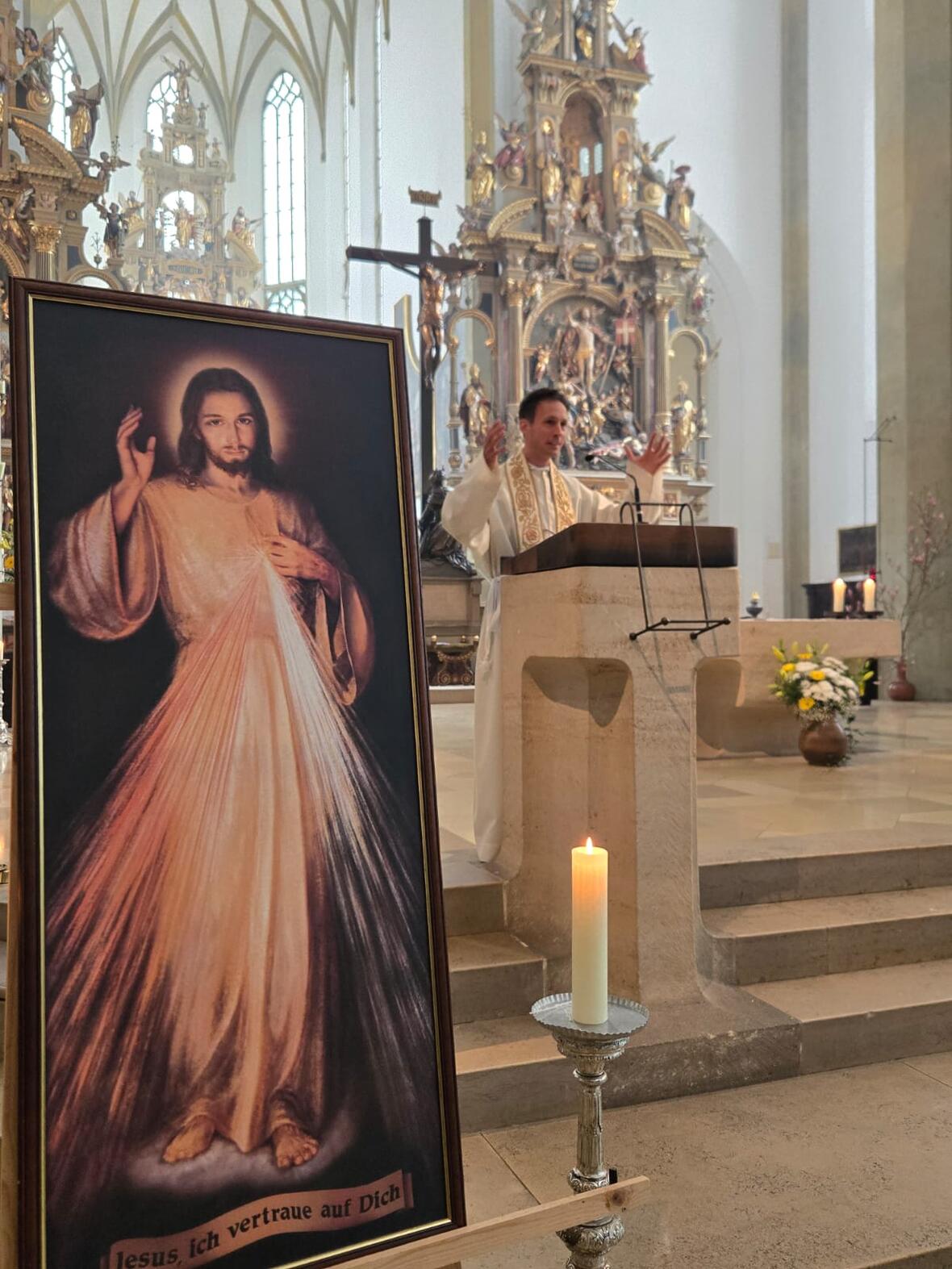 Das Bild vom barmherzigen Jesus steht vor dem Ambo an dem Jugendpfarrer Roland Kiechle eine Katechese zur Barmherzigkeit hält. 