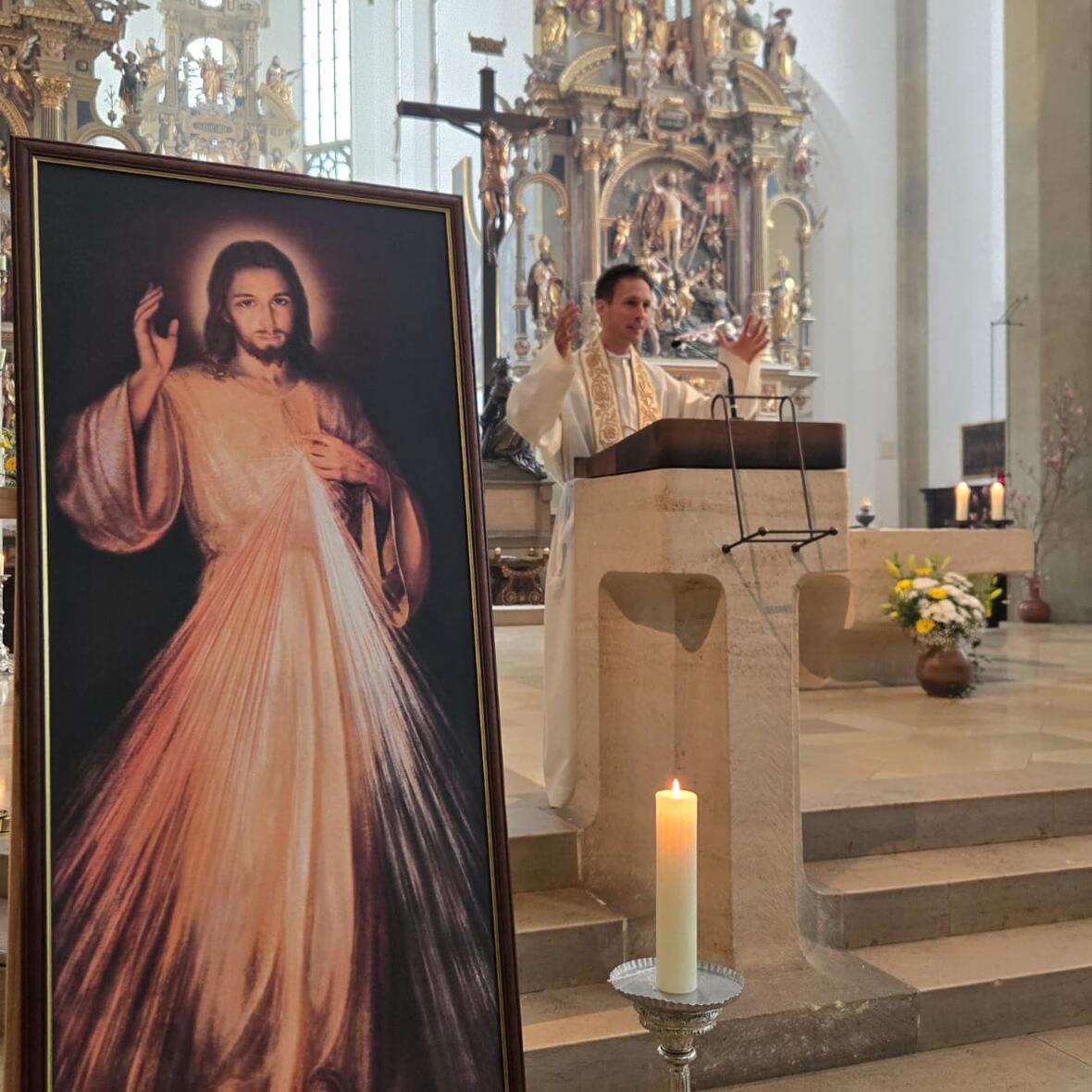 Das Bild vom barmherzigen Jesus steht vor dem Ambo an dem Jugendpfarrer Roland Kiechle eine Katechese zur Barmherzigkeit hält. 