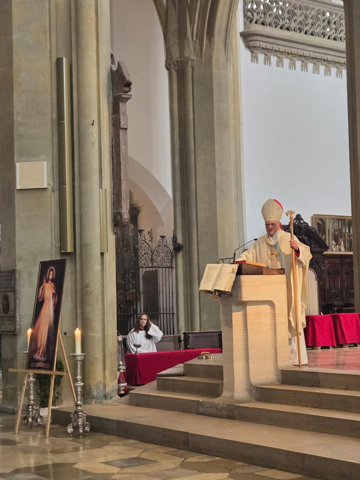 Weihbischof Florian Wörner predigt im Altarraum von St. Ulrich und Afra, Augsburg