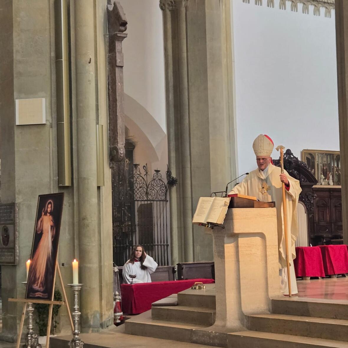 Weihbischof Florian Wörner predigt im Altarraum von St. Ulrich und Afra, Augsburg