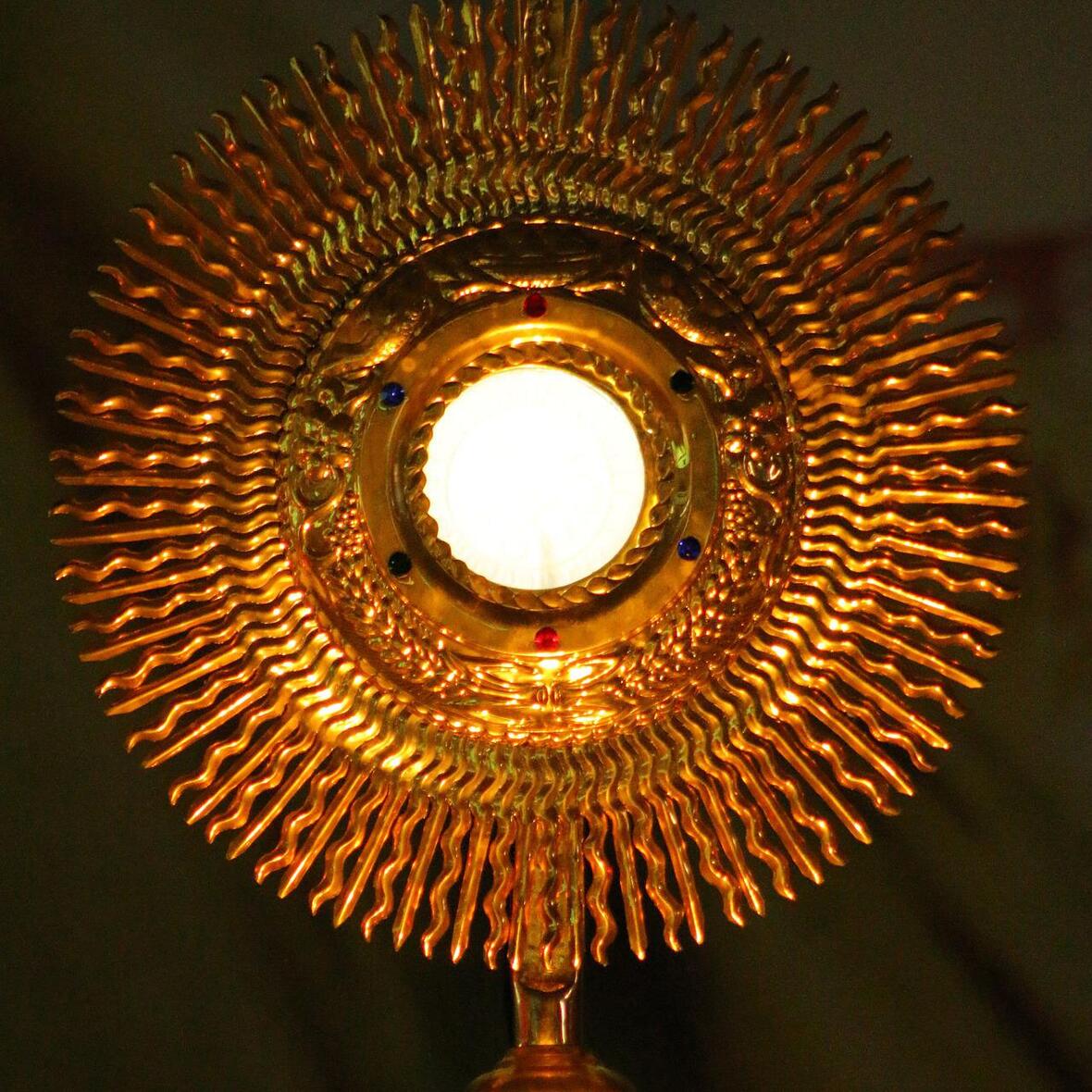 monstranz_image-by-amaldevpwilson-from-pixabay