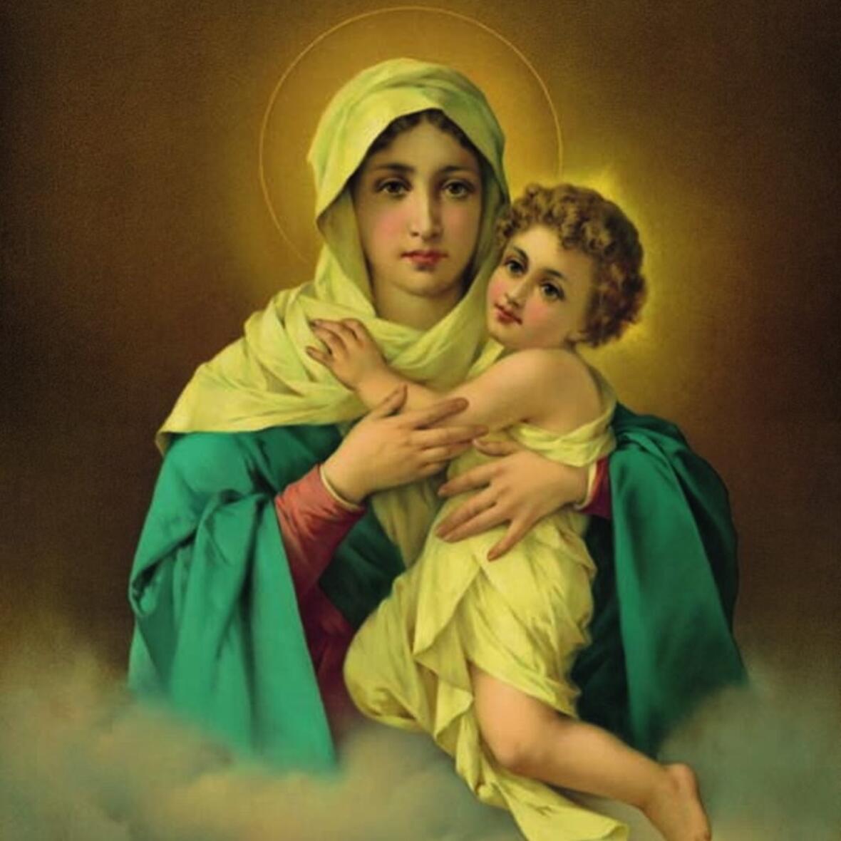 Maria als junge Frau mit dem Heiligenschein hält das Jesuskind auf ihrem Arm. Beide blicken den Betrachter an. 