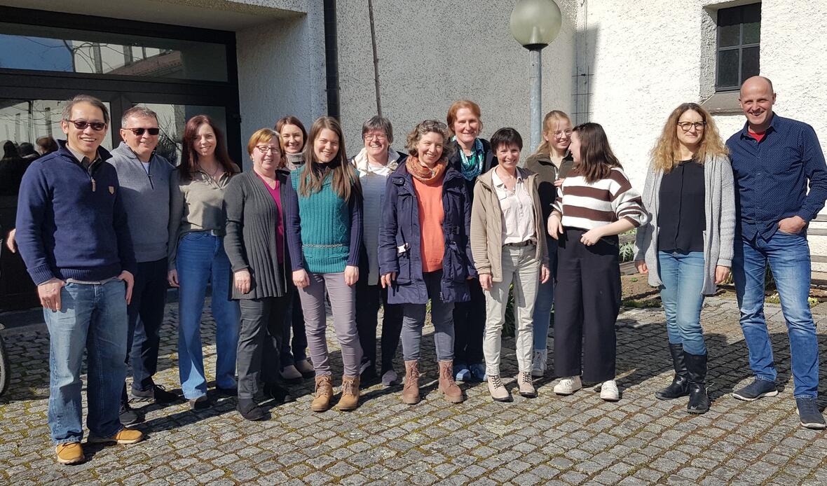Ein Gruppenfoto mit vielen erwachsenen Personen.