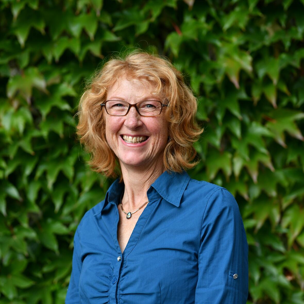 Christine Schweiger vor einer Efeuwand