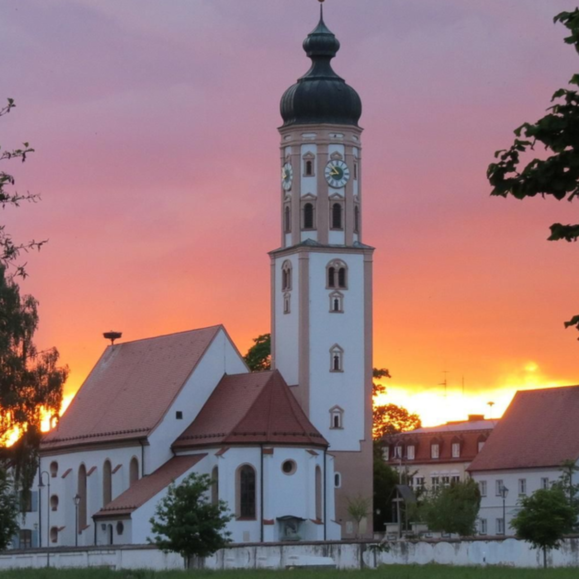 Die Pfarrkirche St. Martin in Horgau im Abendrot