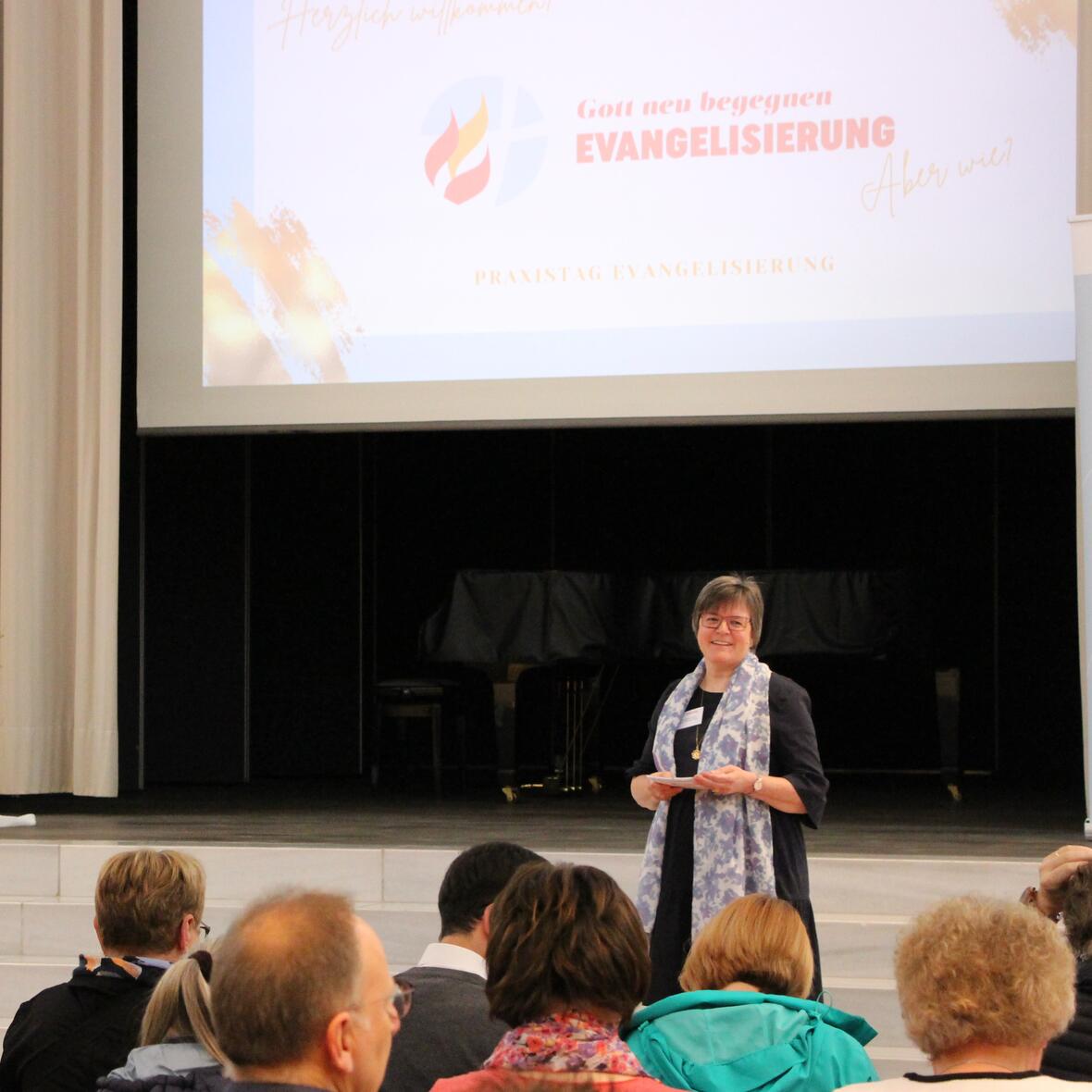 Unsere Moderatorin vor dem Plenum beim Praxistag 