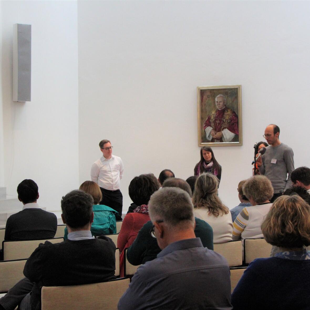 Die Referenten des Praxistages stehen vor dem Plenum Rede und Antwort zu den Fragen der Teilnehmer