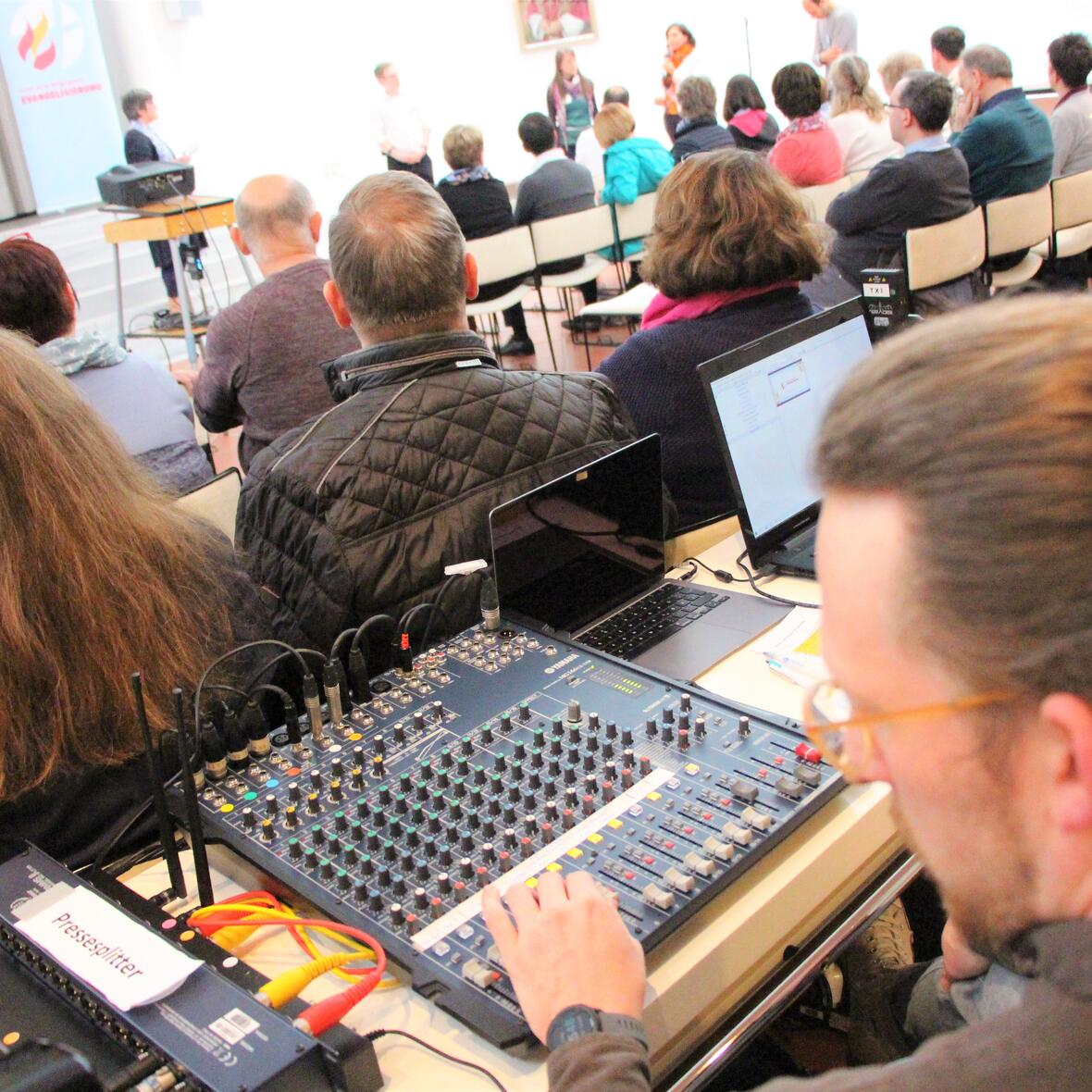 Das Mischpult, über den die Tontechnik beim Praxistag und beim Austausch geregelt wurde