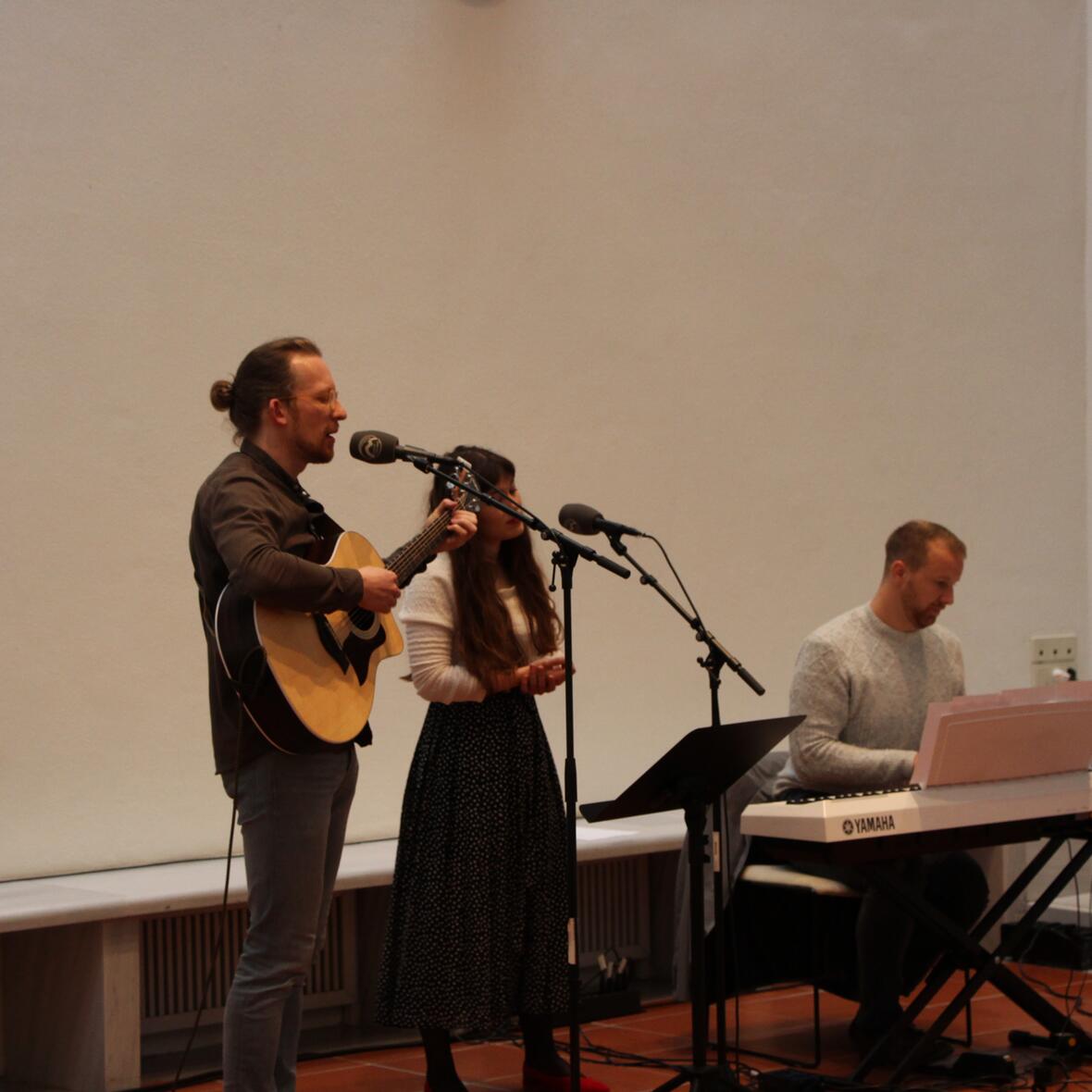 Das Lobpreisteam mit Gitarre und Keyboard beim Praxistag 