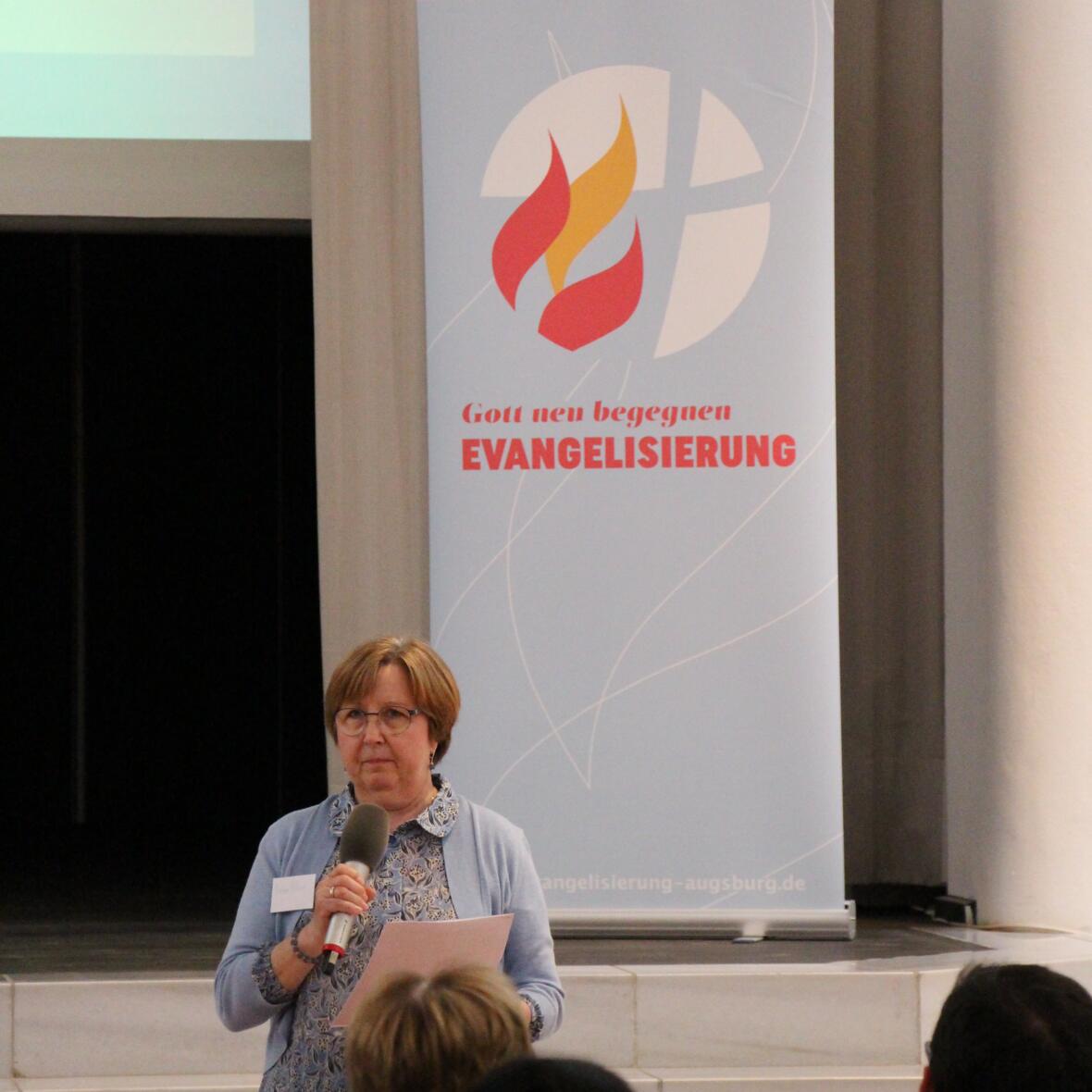 Eine Gemeindereferentin berichtet beim Praxistag von ihren Erfahrungen mit dem Kurs "Mission Konkret"