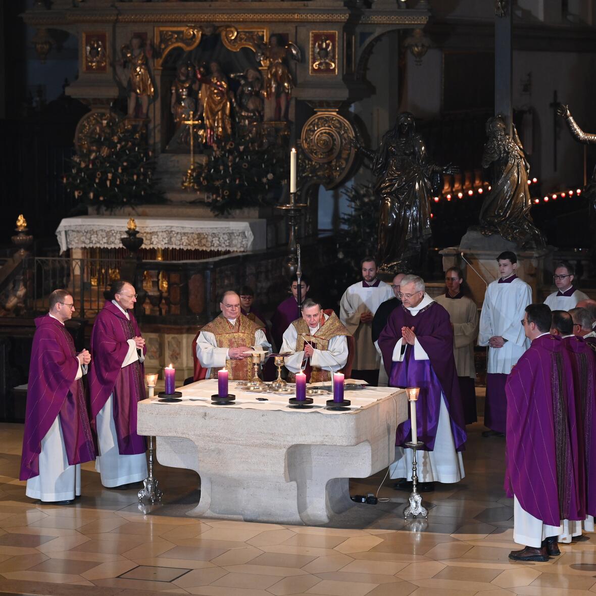 Zum Abschluss des Tages feierte Kurt Kardinal Koch einen Gottesdienst in der Basilika St. Ulrich und Afra Augsburg. 