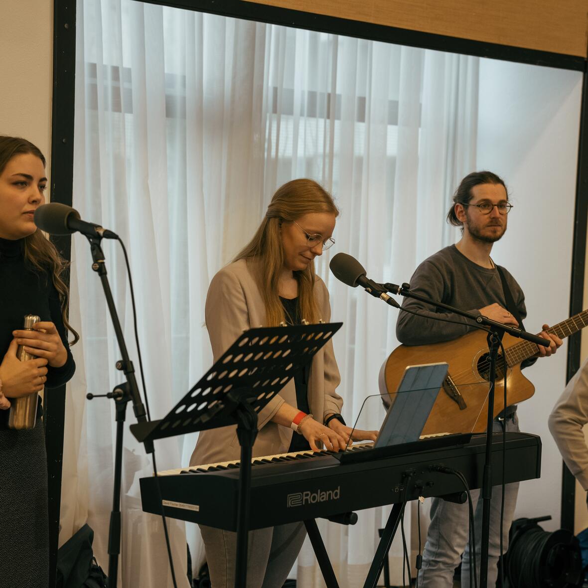 Eine Gruppe junger Erwachsener die mit ihren Instrumenten den Studientag der Evangelisierung begleiten. 