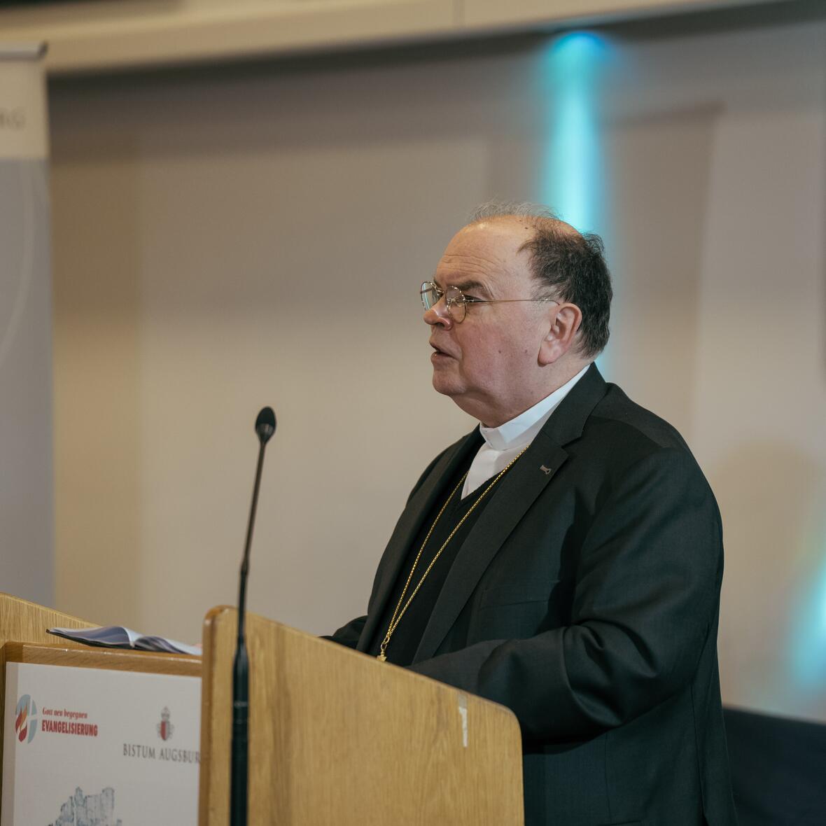 Bischof Dr. Bertram Meier steht am Redepult des Studientags der Evangelisierung